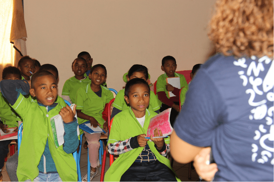 Des enfants participent à une activité éducative