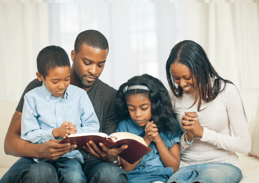 Une famille partage un moment de lecture